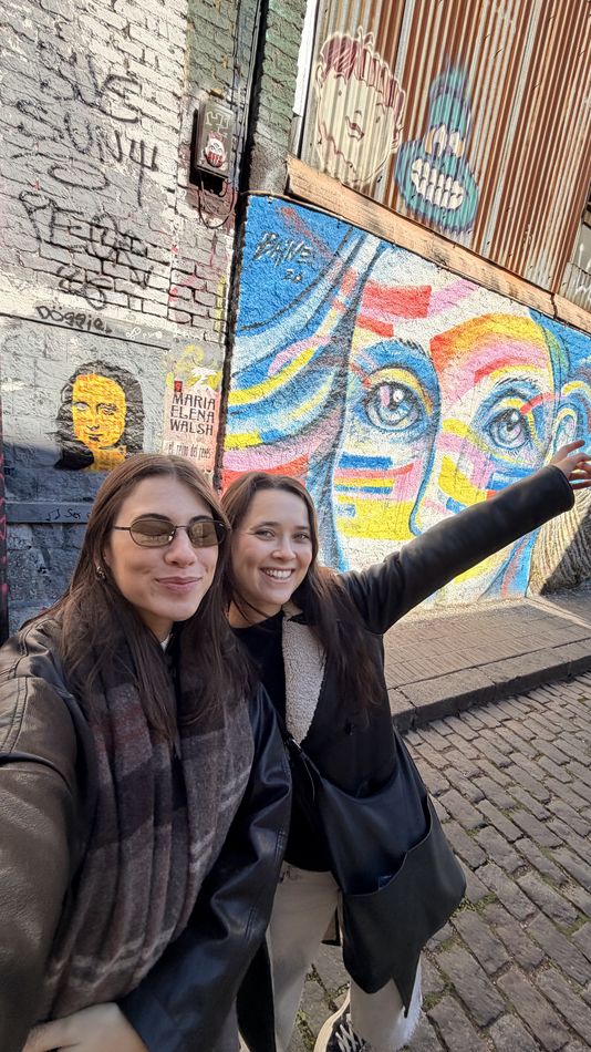 Selfie de Kati y Meli frente a un mural en Palermo Soho